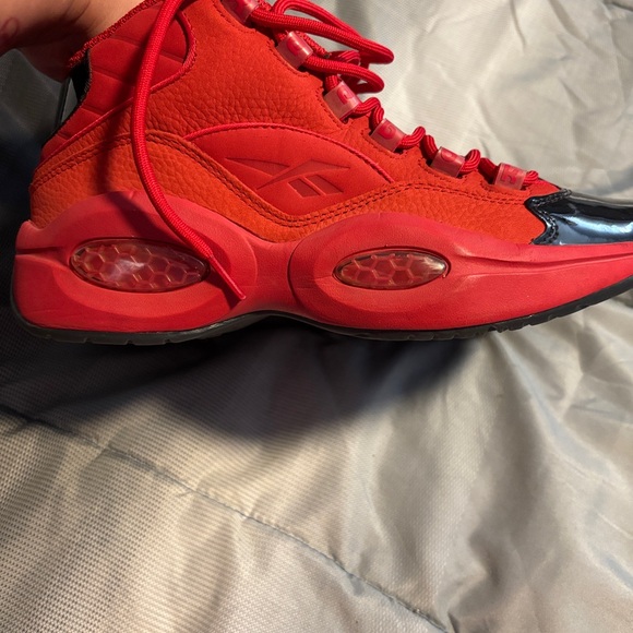 Reebok Red Sneakers with High-Top Design and Shiny Black Accents - Picture 3 of 8